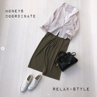 シアー感のあるゆるシルエットのシャツはレース使いのインナーを合わせて春らしさを演出 シャツは羽織りとして抜き衿で着用 とろみ素材のワイドパンツを合わせた大人のリラックススタイルに