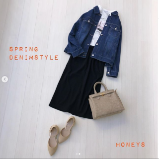 大きめサイズのGジャン＆フォトプリントTシャツで春コーデ ナロースカートを合わせてカジュアルになりすぎないようにスタイリング コンパクトサイズのBagとパンプスを合わせてキレイめ大人スタイルに