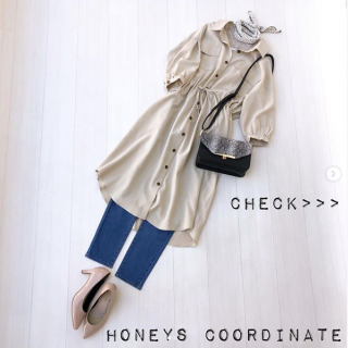 胸元のダブルポケットが今年らしいシャツワンピースにスカーフや薄色デニムを合わせて大人カジュアルなコーデが完成！ ワンピースはビックシルエットながら、ウエストを絞ればスタイルアップも叶うアイテム。ぷっくりした袖のシルエットもポイント。