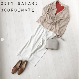 ゆったりしたサイズ感とダブルポケットが今っぽいシャツ。さらにとろみのある素材やウエストを絞って着られるデザインで大人っぽく、スタイルアップも叶います。インナーのTシャツはスリット入りデザインが技ありでコーデの主役にしたいアイテム。