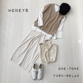 テレコのストレートパンツにチュニックTシャツ合わせのゆるリラックススタイル ニットベストをレイヤードすることでちょっとしたお出かけもOKな大人のカジュアルスタイルに