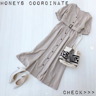 出すたびに人気の大人かわいいワンピースシリーズに新作登場！ 顔周りをすっきりとした印象にしてくれるVネック＆着回し自在な前開きデザインはパンツスタイルにガウンとしても合わせられて大活躍間違いなし！全４色展開。