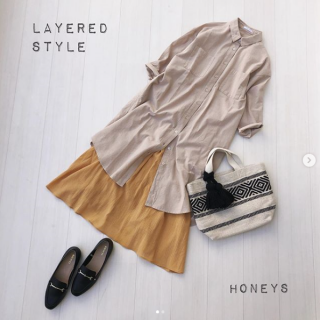 シャツワンピとスカートを重ねた「ゆる×ゆる」コーデ 足元にビット付きのローファーを合わせてコーディネートのアクセントに