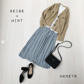 ショート丈のミリタリージャケットはトップスとしても着られる薄手タイプ シンプルなロゴのTシャツを合わせて前開きで着るのもGood！