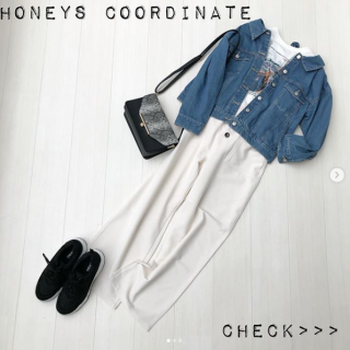 デニム×ホワイトのさわやか系王道コーデ。今年はフォトプリントのTシャツをインナーにラフでカジュアルなイメージのスタイリングに。