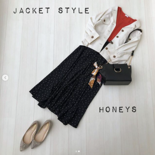 とろみ素材のショート丈ジャケットコーデ。 オレンジと水玉の少しレトロな組み合わせで『今っぽ』なエッセンスをプラス。