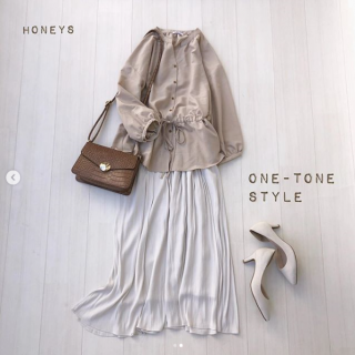 ベージュで作るワントーンコーデ 膨張しがちな淡い色のコーディネートもウエストマーク出来るブラウスでしっかりスタイルUP