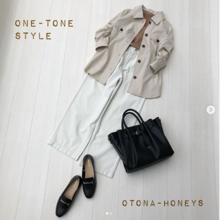 ホワイトデニムのワイドパンツにキャメルのトップスを合わせた清潔感のあるスタイリング ベージュのシャツジャケットを合わせて大人のワントーンコーデに