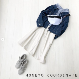 やわらかいブルーが春らしいパーカーを白スカートで軽やかにスタイリング。 合わせたGジャンもブルー系グラデーションコーデに一役かって大人カジュアルな印象に。