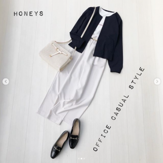 白の上下にネイビーのジャケットを合わせたかっちりコーデ トップスをTシャツにすることで抜け感を演出 刺繍ロゴの赤で春マリンなスタイリングに