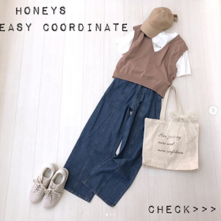 １点投入でコーディネートが即完結！お役立ちアイテムのアンサンブルバリエーションをご紹介！ 今年人気のベスト。なかなか単品で持っていてもコーデに迷うところ。Tシャツとセットになっているのでこのままデニムに合わせたり、ベストだけワンピースやシャツに合わせてもOK。夏になったらタンクトップなどに合わせてノースリーブのニットとしても使えるのがうれしいアイテム♡