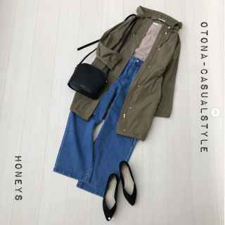 アシメネックのTシャツはコンパクトサイズなのでどんなボトムにも合わせやすい優れものアイテム ベージュと相性の良いカーキのミリタリージャケットとデニム合わせで春の大人カジュアルスタイルに