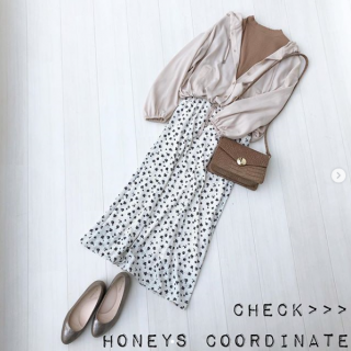 すっかり定番化しつつあるラテカラーコーデ。花柄のスカートを使って大人ガーリィなテイストに。 白ベースの花柄スカートがいろいろなトーンで取り入れたラテカラーをうまくまとめてくれるからスッキリとしたコーデに。