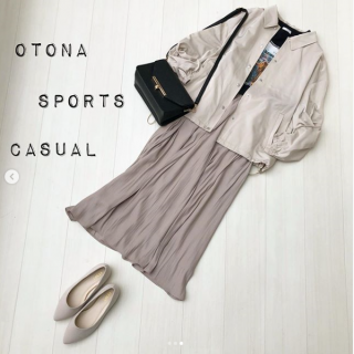 フェミニンな第一印象のふんわりロングスカート。合わせをフォトTシャツやコーチジャケットなど、辛口ストリートアイテムにしていつもとマイナーチェンジ。ジャケットとスカートでトーンを合わせたスタイリングは大人見えも狙えるおしゃれスタイル。