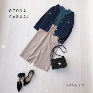 後ろレースアップのGジャンをキレイめカジュアルにスタイリング きちんとデザインのタイトスカートはあえてゆるっとサイズのTシャツをインしてMixスタイルを楽しんで