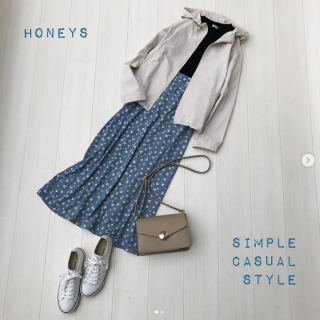 シンプルカジュアルコーデをロングスカート合わせで女性らしいスタイリングに 淡い色のブルゾンは合わせのインナーを黒で引き締めてあげるのもポイント