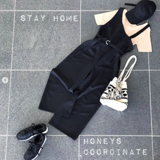 ワイド＆ゆるシルエットがおうち時間にもピッタリなオールインワン。 とろみがある素材でボリュームも出にくくアシンメトリーなデザインが大人見え。