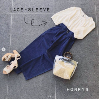 レース素材のボリューム袖が可愛いトップスはデニム合わせでカジュアルダウン クリア素材のBagを合わせて甘さを抑えた大人カジュアルなスタイリングに