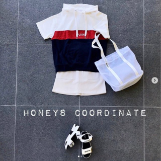 １枚で存在感がある配色パーカーはシンプルな合わせでOKだから意外に着回ししやすいアイテム。 今回はボトムスも小物も白で合わせて海外セレブっぽく。