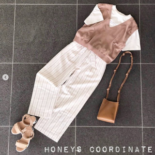 大人気！ベストとTシャツがセットになってコーデしやすいトップスに追加のニュース！ ショートボトムスやデニム合わせでカジュアルなイメージだけでなく、リネンライクな大人柄のワイドパンツでかっこよくも着こなせます。