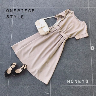 シルエットがかわいいワンピース♡1枚でコーデがキマるのもうれしい 4色展開なのでどの色にするか悩むのも楽しい時間に♪ 付属の共布ベルトでウエストマークすればスタイルアップも狙えます☆