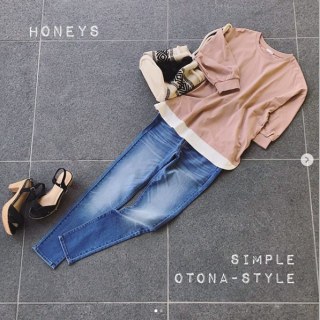 重ね着風トップスは裾に白インナーを合わせたように見えるデザインなので 白い裾がコーディネートのアクセントに シンプルなスタイリングでも手抜きコーデに見えないのがうれしい♪