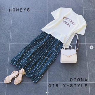 カレッジ風ロゴのプリントが可愛いTシャツは程よくゆったりとしたサイズ感で体形カバーも出来ちゃう優れもの キレイ色のロングスカートを合わせてカジュアルだけどどこか大人っぽい爽やかスタイルに