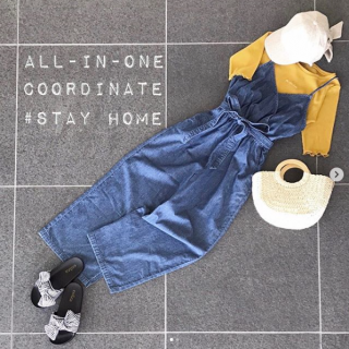 マスタードカラーのトップスとブルーデニムが高相性な元気カラーコーデ。 おうち時間はリラックスなムードの中にも気分の上がるトレンドアイテムを差し込んで楽しく過ごしたい♡