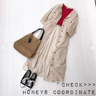 模様編みニットのロングスカートが穿きたい！ ビンテージ感たっぷりなニットのスカートをスニーカーと赤いトップスでラフにコーディネート。 シャツワンピをコート風に羽織ってロング×ロングのバランスで今っぽく♡