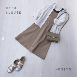 シンプルデザイン見えなジャンスカは後ろがレースアップデザインになっていて後ろ姿もキュート♡ ゆったりサイズのシャツをアウター代わりに羽織ってグットガールなコーディネートに