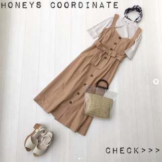 大人気ラテカラーを使ったジャンスカコーデで大人ガーリィスタイルに挑戦！ 無地ライクなスタイリングのポイントにスカーフ調のターバンを合わせて。小物にクリア素材を選んで素材感のバリエーションでおしゃれ見え。