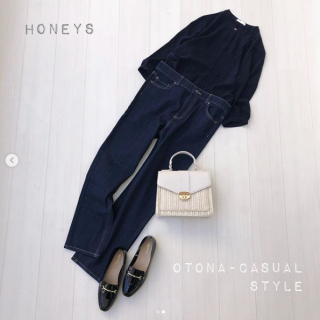 カジュアルな印象が強いデニムテーパードにはフェミニンなブラウスを合わせて女性らしさをプラス ネイビーを選べば大人なワントーンスタイルに