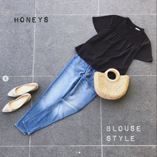 レース使いのブラウスも黒を選べば甘くなりすぎず大人も着やすいスタイリングに デニムスキニー合わせで気取りすぎないカジュアルな着こなしの完成♡