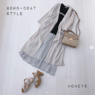 ロゴTにスカート合わせのシンプルコーデにガウンコートを合わせた大人カジュアルスタイル スカートは透け感が楽しめるシアー素材♡