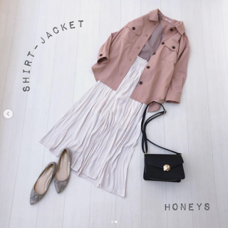 メンズライクな着こなしになりがちなシャツジャケットはピンクを選んでガーリーな印象のコーデに インナーのタンクトップはアシメデザインなのがポイント