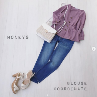 釦使いが可愛いVネックのブラウスはウエスト部分が切り替えデザインになっているのでスタイルアップ効果も狙える1枚 ボトムはシンプルにデニムスキニー合わせでOK