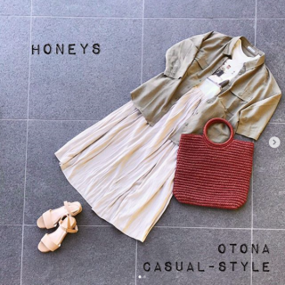 フォトプリントTシャツ+ロングスカートのシンプルカジュアルスタイルにゆったりサイズのシャツブラウスを合わせた大人カジュアルスタイル