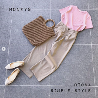 コンパクトサイズのポケット付Tシャツはメンズライクな印象になりがちだけどピンクをチョイスでガーリーさをプラス 夏素材のBagを合わせてシンプルスタイルのポイントに