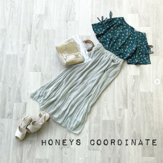 肩のリボン使いでさりげない肌見せができるブラウス♡グリーンのグラデーションコーデで大人っぽいスタイルに。