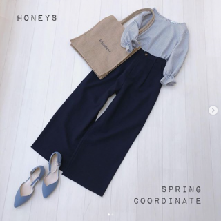 ストライプが爽やかな印象のブラウスにストレートパンツを合わせたマリンスタイル♡