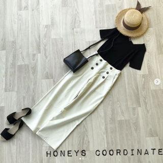 大人にムード満点なモノトーンコーデ。 アシメネックでデコルテもキレイに見せてパンツスタイルでもレディな印象。