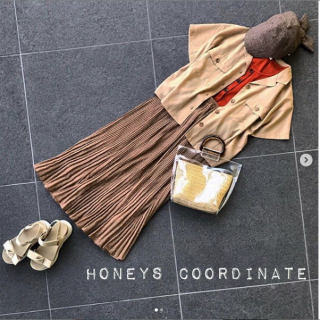 ベイクドカラーを使ってカジュアルコーデ。 スポーツミックスしたスカートコーデはエイジレスで挑戦できるスタイル。