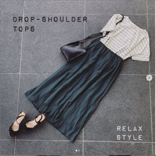 ドロップショルダーでゆったりシルエットのボーダーTシャツは着るだけで爽やかな印象に グレーはMix調になっているので柄が目立たず着こなしやすさ◎ ウエストゴムのスカートを合わせておうち時間にもおすすめのリラックススタイルに