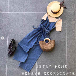 人気のオールインワン。デニムなら大人っぽくなりすぎず、身近で挑戦しやすいアイテム。インナーでクールさを、帽子で可愛げもプラス。