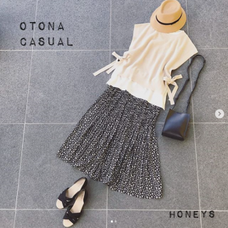 ニットベストを使ったレイヤードスタイルのご紹介 長めのタンクトップを合わせて裾からインナーを見せる着こなしがポイント 合わせのボトムは選ばないのでスカート以外にもワイドパンツやデニムなどのパンツコーデも◎