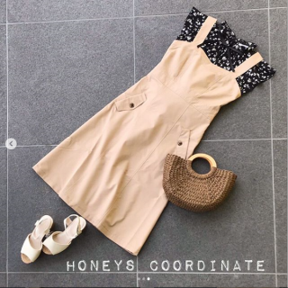 今はインナー使いで、夏はコーデの主役で使えるフリルブラウス。フリルの甘さを首元の黒リボンが引き締めてくれるので大人っぽいコーデにも合わせやすい。全5色！