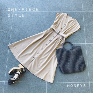 Vネックのワンピースはベルト使いや釦使いなどポイントになるデザインが満載なので1枚でサラッと着こなしてもスタイルが決まる1枚♡ 前開きでジレ風にも使えるのでコーディネートの幅も広がるのがうれしい♪