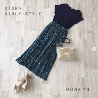 サマーニット+花柄スカートで初夏のガーリースタイル ネイビーやグリーンなど濃いめの色を選ぶことで甘くなりすぎない大人ガーリーなスタイリングに