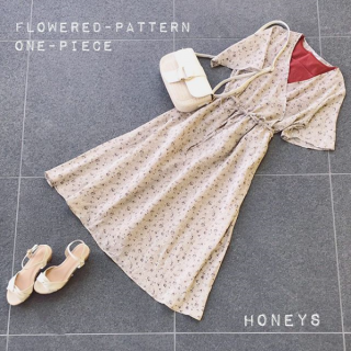 小花柄のワンピースはカシュクールデザインになってるのがかわいいポイント♡ 共布のリボンベルトがついているので結ぶ位置などアレンジするのも楽しい♪ インナーにオレンジのタンクを合わせてコーディネートのポイントに