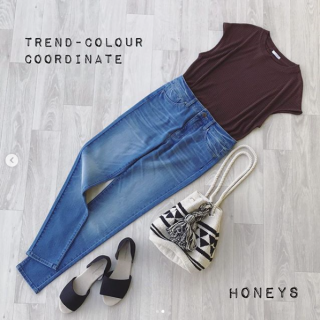 ブラウンのトップスで旬コーデ シンプルなスタイリングでも色使いで今年らしいスタイリングに